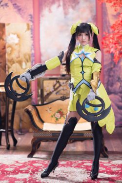 巨胸爆乳美女露双奶头挤奶